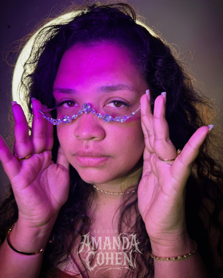 The San Effect – extensions de cils signature – cils en U – mix volume brésilien + capping – modèle 2 – Studio Amanda Cohen – Guyane