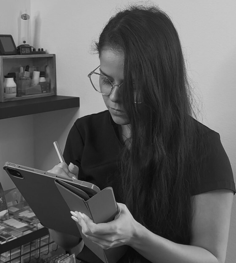 Amanda Cohen en analyse de pose d’extensions de cils – Studio Amanda Cohen – Cayenne Guyane