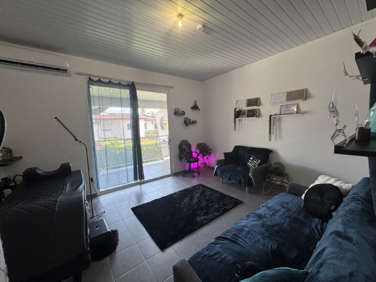 Salon d’extensions de cils à Suzini – ambiance dark luxe – Studio Amanda Cohen Guyane