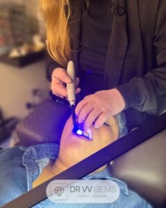 Formation en pose de strass dentaire avec respect des règles d’hygiène au studio